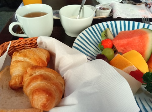 クロワッサン、ヨーグルト、フルーツが並ぶ朝食プレート。帯広の宿「ふく井」で選べる4種の朝食の一例