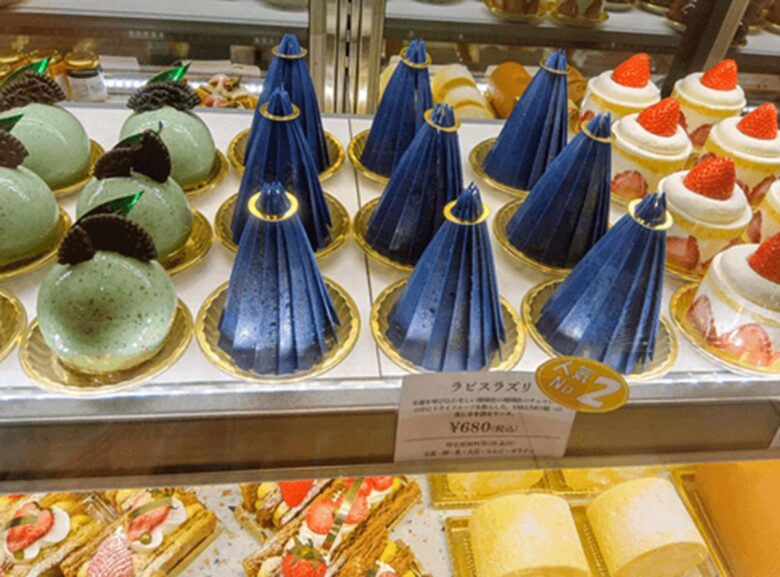 氷川の杜yakumoショーケースに並ぶ人気No.2のラピスラズリ。鮮やかな瑠璃色のグラデーションが美しいケーキ