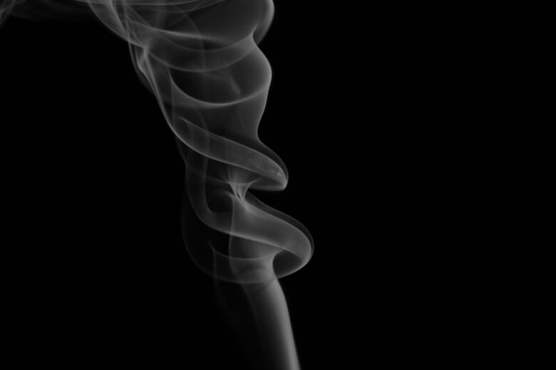 パロサントを焚いたときのような白い煙がゆらりと立ち上る様子。香りで心と空間を整えるセルフケアのイメージ。