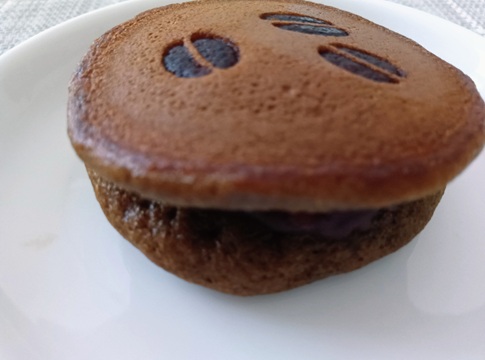 羽田空港限定、三本珈琲×仁々木コラボの「鼓かさね」。皮にはコーヒー豆の焼き印が押された丸いどら焼き。
