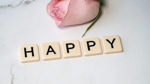 Wellnessカテゴリーのアイキャッチ画像。HAPPYの文字とピンクのバラが、心と体の気づきと癒しを象徴しています。