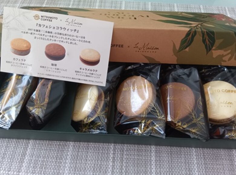 羽田空港限定「カフェショコラウィッチ」の開封写真。カフェラテ・珈琲・キャラメルラテの3種類の説明書きと個包装。