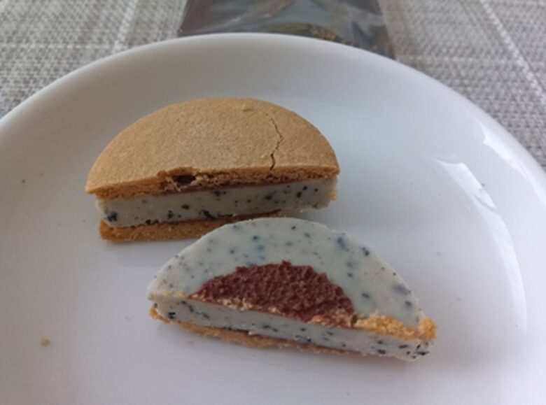 羽田空港限定「カフェショコラウィッチ」のカフェラテ味の断面。ホワイトチョコレートの中に粗挽きコーヒー豆が見える。