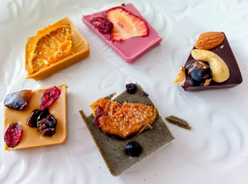 白いお皿に盛り付けられた、一口サイズに割った蒜山ショコラ。ドライフルーツとナッツの断面が見える。