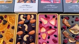 岡山県産ドライフルーツが贅沢にトッピングされた蒜山ショコラ4種（塩キャラメル、黒豆ビター、ルビー、ほうじ茶）を箱から出した状態。