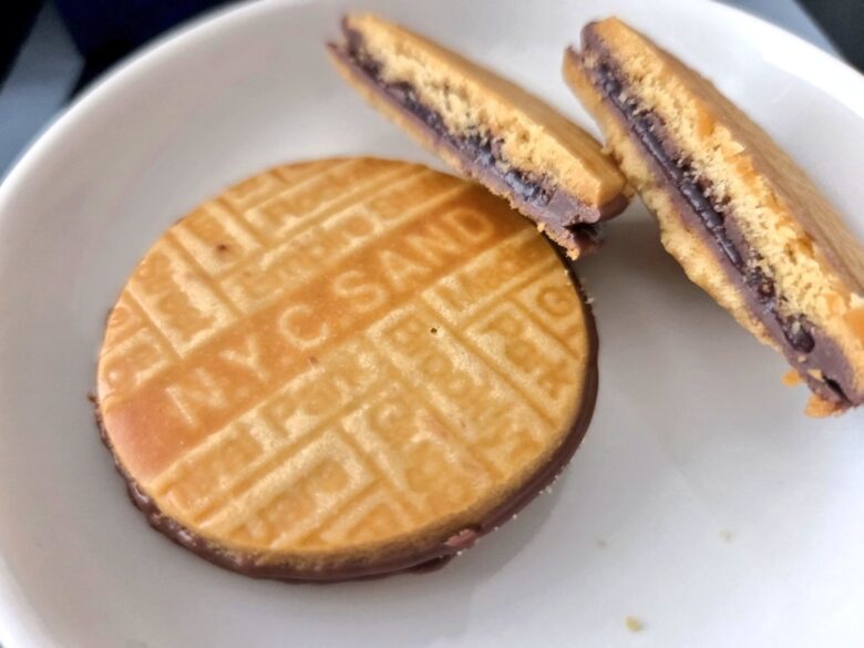 N.Y.ワインキャラメルサンドの断面。バタークッキーにワインキャラメルとミルクチョコレートがたっぷり
