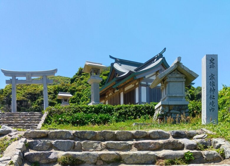 宗像大社・大島沖津宮遥拝所。石段と鳥居、青空が広がる神聖な境内