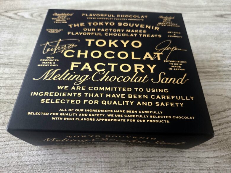 東京ショコラファクトリー メルティンショコラサンドの黒いボックス。タイポグラフィをちりばめたスタイリッシュなデザイン