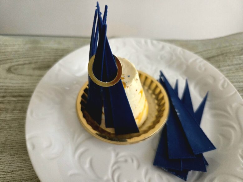 氷川の杜yakumo「ラピスラズリ」チョコレートを外した状態。中からレモン風味のレアチーズケーキが現れる