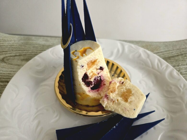 氷川の杜yakumo「ラピスラズリ」断面。ドライフルーツがぎっしり詰まったレアチーズケーキ