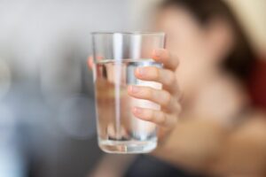 更年期世代の美容と健康をサポートするシリカ水｜毎日の習慣に取り入れたいミネラルウォーター