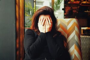 がんばりすぎて疲労困憊の女性、更年期の不調をイメージした写真