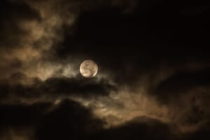 夜空の雲から優しく光る満月と静かな夜の風景｜寝る前の目・頭・足のセルフケア